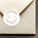 Guld Line Art Botaniskt utandningsprogram Bröllop  Runt Klistermärke<br><div class="desc">Monogramklistermärken anpassningsbar-designade bröllop med botaniska andetag av brunt guld med elegant och hand plockade med datum för initialer och stil. Perfekt för bröllop spara datum,  kuvert,  bröllopsförmånspaket med mera.</div>