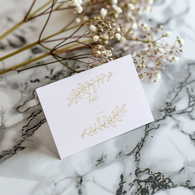 Guld löv bordsnummer placeringskort (White table number place card with delicate gold colored leaves and text.)