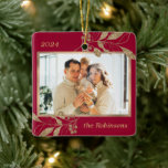 Guld Löv Family Photo Red-julen Julgransprydnad Keramik<br><div class="desc">Modern Elegant Calligraphy Red and Guld Family Photo Collage God jul Script Ceramic Ornament. Denna festive Photo helgdag Ornament har en söt faux botanical guld löv med bär,  familj namn och år i guld med röd färg bakgrund. Söt keepy för din familj och dina vänner i julens Julhelg.</div>