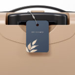Guld Löv minimalistisk marinblått monogram Bagagebricka<br><div class="desc">En blå bakgrund med ett enda guld löv på grund lämnat hörn tillsammans med ett minimalistiskt sans serif guld-teckensnitt. All information finns i samma teckensnitt på baksidan. Besök vår butik om du vill ha mer överensstämmande kontorsmaterial och tillbehör i stil.</div>