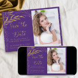 Guld Löv och Calligraphy Lila Photo Spara Datumet<br><div class="desc">Elegant Guld Löv och Lila Spara datumet med ett eget foto och en egen broschyr med en skrift. Mallen är konfigurerad så att du kan överföra en bild i kvitten och anpassa den med ditt firande-datum. Konstruktionen har en bra som ritas av löv och fast blad från guld löv med...</div>