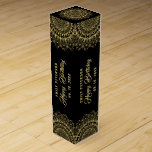 Guld Mandala på bakgrunden till Black Damasks Presentask För Vinflaska<br><div class="desc">Guld ornate mandala med svartvit och mörk grått monokromatisk bakgrund. Anpassade i en överensstämmande guld färg-grattis på födelsedagen.</div>