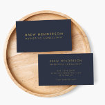 Guld marinblått | Minimalistisk modern Professione Visitkort<br><div class="desc">Enkel utformning av affärskort,  snyggt och elegant i modern typografi i guld med en ren minimalistisk utformning på marinblå bakgrund. Namn,  titel och kontaktuppgifter kan vara enkla personliger för en unik utformning av professionellen påstående som kan öka din närvaro på företaget.</div>