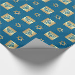 Guld Menorah & David Judiska Helgdagars stjärnor Presentpapper<br><div class="desc">Lycklig Hanukkah. Gold Foil Star of David and Menorah designar Hanukkah,  Rosh Hashanah,  Passover,  all judisk Firande Gift Wrapping Papper. Matchande gåvor och kort som finns tillgängliga i de judiska Helgdagarna/Hanukkah-kategorin i vår butik.</div>