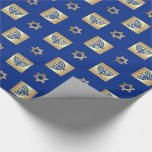 Guld Menorah & David Judiska Helgdagars stjärnor Presentpapper<br><div class="desc">Gold Foil Star of David and Menorah designar Hanukkah,  Rosh Hashanah,  Passover,  all judisk Firande Gift Wrapping Papper. Matchningskort,  inbjudningar till partier och gåvor som finns tillgängliga i de judiska Helgdagarna/Hanukkah-kategorin i vår butik.</div>
