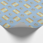Guld Menorah & David Judiska Helgdagars stjärnor Presentpapper<br><div class="desc">Gold Foil Star of David and Menorah designar Hanukkah,  Rosh Hashanah,  Passover,  all judisk Firande Gift Wrapping Papper. Matchningskort,  inbjudningar till partier och gåvor som finns tillgängliga i de judiska Helgdagarna/Hanukkah-kategorin i vår butik.</div>