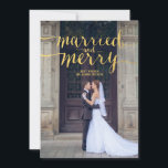 GULD MERRY & MARRIED | HELGDAG PHOTO-KORT JULKORT<br><div class="desc">Första julen Newlyweds! Skicka dina semesterhälsningar som make och hustru med det här vackra fotokortet för "merry and gifta" contemporary i guld handskriftsskript, ett klassiskt teckensnitt, som ett typografiskt överlägg med ditt bröllop-foto. Elke Clarke © Gold foil (utskriven fotoeffekt) och white rand mönster på baksidan. Mer färg och stilar finns...</div>