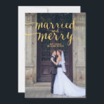 GULD MERRY & MARRIED | HELGDAG PHOTO-KORT JULKORT<br><div class="desc">Första julen Newlyweds! Skicka dina semesterhälsningar som make och hustru med det här vackra fotokortet för "merry and gifta" contemporary i guld handskriftsskript, ett klassiskt teckensnitt, som ett typografiskt överlägg med ditt bröllop-foto. Elke Clarke © Gold foil (utskriven fotoeffekt) och white rand mönster på baksidan. Mer färg och stilar finns...</div>