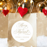 Guld Merry & Married Newly Weiss Första jul Runt Klistermärke<br><div class="desc">Elegant och romantiskt kort kalligrafi "Merry & Married"-skript med namn och år. Om du vill ha en mer avancerad anpassning av den här designen klickar du på BLUE DESIGN VERKTYG ovan!</div>
