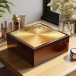 Guld Metallic Blommigt Gräns Personlig Minnesask<br><div class="desc">Enkel lyxlyx, en perfekt blandning av elegans och smyckeskrin. Denna smyckeskrin är designad för att vara både en vacker visning biet och en fungerande lagringslösning. Den översta delen av kartongen har en fantastisk cirkelformad penseldesign för guld och ett sött hörn av blommigten gräns i hand plockade, vilket ger en aning...</div>