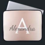 Guld- metallisk Ombre för rodna rosa ros Monogram Laptop Fodral<br><div class="desc">Modernt för rodna rosa ros guld- metalliskt och elegantt Monogramfodral. Detta fodral kan skräddarsy för att inkludera ditt initialt och förnamn och gör jul för en underbar flickaktigt eller söt 16 födelsedag gåva.</div>