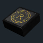Guld Monogram Black Leather Bröllop årsdag Smyckeskrin<br><div class="desc">Skapa en egen klassindelning, elegant, ett unikt monogram med hjälp av den här anpassningsbarnas logotyp som är utformad med guld-typografi över vintagens svarta läderbakgrund. Ersätt exempeltexten med din familjs ursprungliga text, namn, datum i bröllop eller annan text för en personlig. Gör en underbar gåva till Bröllop, Årsdag, Förlovning, födelsedag, pension...</div>
