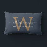 Guld Monogram Bröllop Mörk blått Lumbarkudde<br><div class="desc">Elegant bröllop keepsaksleden har namn i handskrivet manusyrgrafi med vit chic och snyggt guld monogram på mörk blått bakgrund. Lägg bara till namn, monogram och bröllop datum. Underbar gåva till ett nytt par. Enbart designad för dig av Lycklig Dolphin Studio. Om du behöver hjälp eller matchande produkter kontaktar du oss...</div>