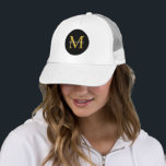 Guld Monogram initial svart vit Truckerkeps<br><div class="desc">Visa din personliga stil med den här trendigets truckerkeps, med en slående monogramdesign. Den svarta cirkeln och guld skapar en snyggt kontrast och skapar den som tillbehör till perfekten för alla konfektioner, familjeåterförening eller affärshändelser. Inga minima, bulkvis tillgänglig. Det här är mer än bara huvudkläder. Det är ett påstående biet...</div>