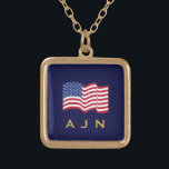 Guld Monogrammed American Flagga Necklace Guldpläterat Halsband<br><div class="desc">Detta amerikanska Flagga är en underbar gåva för manar eller kvinnor. Designen kommer från originalteckningen.</div>