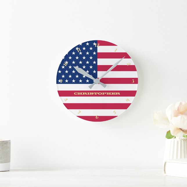 Guld Monogrammed Patriotic America USA flagga Anpa Rund Klocka (Gold Monogrammed Patriotic America USA Flag Custom Round Clock)