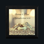 Guld Namn Datum Ringar Keepsaké Elegant bröllop Minnesask<br><div class="desc">Gorglig och elegant guld bröllop är en stor presentlåda med briden och brudgummen namn och bröllop. Vilket vackert sätt att minnas din speciella dag. Vackert. Fantastisk möhippa eller bröllop-gåva.</div>
