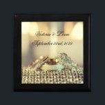 Guld Namn Datum Ringar Keepsaké Elegant bröllop Minnesask<br><div class="desc">Gorglig och elegant guld bröllop är en stor presentlåda med briden och brudgummen namn och bröllop. Vilket vackert sätt att minnas din speciella dag. Vackert. Fantastisk möhippa eller bröllop-gåva.</div>