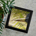Guld och Black Feather Quill Pen-träkeepsaké Minnesask<br><div class="desc">Denna smyckesruta av trä med guld och svart ludd i fontän som reflekteras mot bakgrund av guld och grönt är en idealisk gåva till författaren i ditt liv. Personligen med initialer är det en unik gåva att uppskatta för att hålla smycken, keepsaker eller skatter inne i. En sofistikerad stil, konstnärlig...</div>