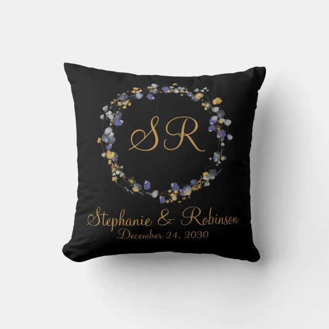 Guld och lila blommor på svart monogram vigsel-  kudde (Framsida)