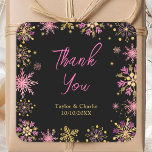 Guld och Rosa Snöflingor Bröllop Tack Fyrkantigt Klistermärke<br><div class="desc">Den här eleganten och det glamorösa bröllop-tack du har på ett dekal vattenfärgen guld och rosa faux snöflingor och gnistor mot svart bakgrund. Texten kombinerar handskript och modernt sans serif typsnitt för ett klassligt och sofistikerat utseende. Det här är perfekt till vintern eller jul bröllop. Grafik efter www.etsy.com/uk/shop/SunflowerDayLove</div>