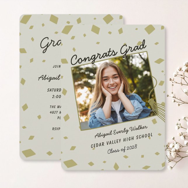 Guld och Svart Handritad Klotter Examen Inbjudan (gold and beige hand drawn graduate invitation and announcement card with photo)
