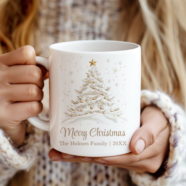 Guld och Vita Julgran med Namn Kaffemugg (Gold and White Christmas Tree with Family Name Coffee Mug in a girl's hands.)
