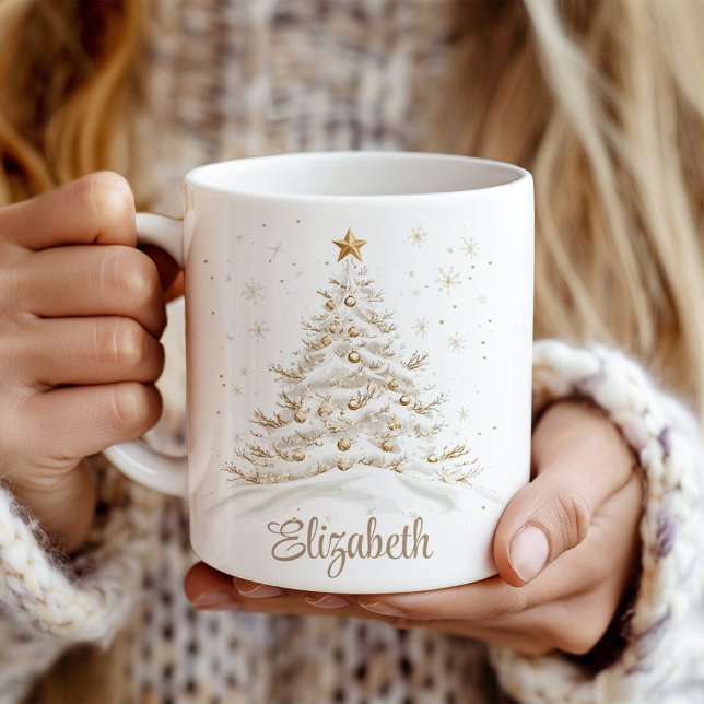 Guld och Vita Julgran med Namn Kaffemugg (Gold and White Christmas Tree with Name Coffee Mug in a girl's hand.)