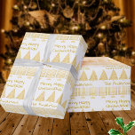 Guld on White Merry Lycklig Chrismukkah Helgdag Presentpapper<br><div class="desc">Lägg till ditt namn till roligten Merry Lycklig Chrismukah-helgdag som är papper i ett festive guld och vit mönster i Menorahs och Julgranar. Den här presentfigurationen är en perfekt för blandade familjer som firar både Hanukkah och jul. Med eleganta minimalistiska teckningar som är fyrkantiga från guld Menorahs och Julgranar med...</div>