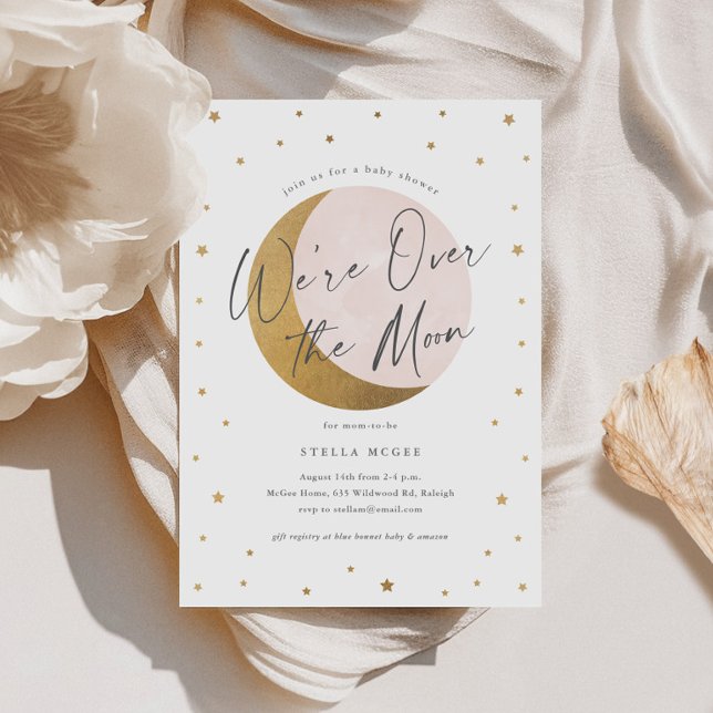 Guld över Måne Script Girls Baby Shower Inbjudningar (Gold and Pink Over the Moon Script Girls Baby Shower Invitations.)