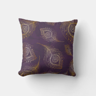 Guld påfågelfjäder, violett bakgrund. kudde