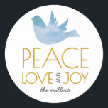 Guld Peace, Kärlek, Joy Blue Dve jul Runt Klistermärke<br><div class="desc">Guld Peace,  Kärlek,  Joy och Blå vattenfärgsduva Juldekalen helgdag. Trendigets festliga utformning visningar en blå mönstrad duva och texten "Fred,  Kärlek och Joy" i guld.</div>