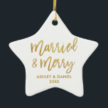 Guld-penselskript, gift och Merry Bröllop Star Julgransprydnad Keramik<br><div class="desc">Guld Modern penselskript,  gift och Merry Bröllop Star-prydnadsföremål</div>