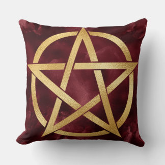 Guld Pentagram Symbol på Röd Kudde