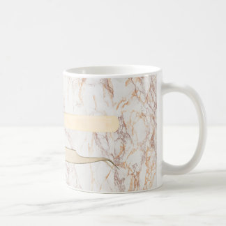 Guld- pincett på rosamarmormuggen kaffemugg