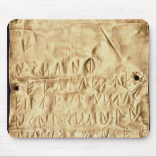 Guld pläterar med "den kort" Etruscan inskriften, Musmatta
