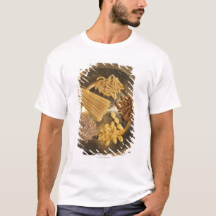 Guld pläterar med pasta och korn av vete t-shirt
