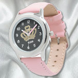 Guld Princess Krona Girl Armbandsur<br><div class="desc">Anpassa den här klockan för din favoritprinsessa med hennes egen initialer bredvid en glatt guld färg krona som tryckts på bevakningen ansikte. Visas här på rosa och svart, men du kommer att ha många andra band färg och och bezel stilar för att anpassa det ännu mer. Underbar födelsedag eller julklapp....</div>