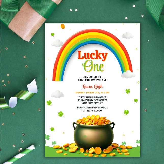 Guld Rainbow St patricks day Lucky 1:a födelsedage Inbjudningar (Lucky One 1st Birthday Invitation – Rainbow, Pot of Gold, and Shamrock Themed Design)