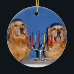 Guld- RetrieverHanukkah menora Julgransprydnad Keramik<br><div class="desc">Denna prydnad presenterar guld- retrievers i yarmulkes som tänder en menora. Skulle detta gör en perfekt Hanukkah gåva eller dekoration.</div>