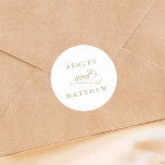 Guld Romantic Swirly Calligraphy Bröllop Runt Klistermärke<br><div class="desc">Den här dekalen för guld och vitt bröllop med elegant och romantisk kalligrafi med namn. Om du vill ha en mer avancerad anpassning av den här designen klickar du på BLUE DESIGN VERKTYG ovan!</div>