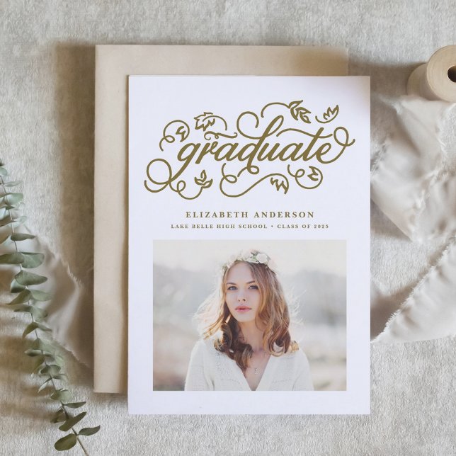 Guld Rustic Calligraphy Photo Studenten Inbjudningar (Customizable photo graduation invitation featuring whimsical rustic calligraphy. )