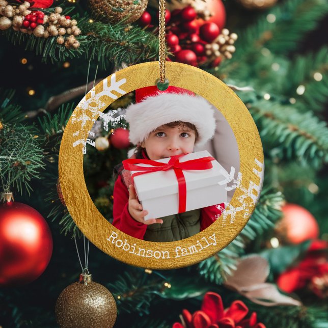 Guld Rustic Circle Photo Snöflingor Julgransprydnad Keramik (Rustic snowflake family holiday keepsake photo ornament perfect for gifts to bring joy to others.)