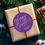 Guld Script God jul på Lila Runt Klistermärke<br><div class="desc">God jul i ett faux guld-folie och namn i chic,  dessa lila-klistermärken är snyggt för vilken jul som helst i helgdag. MER FÄRG och matchande produkter i vår samling.</div>