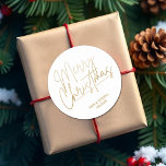Guld Script God jul på vitt Runt Klistermärke<br><div class="desc">God jul i ett faux-guld-folie och namn i chic,  är dessa vita klistermärken snyggtar för vilken jul som helst i tillfälle. MER FÄRG och matchande produkter i vår samling.</div>