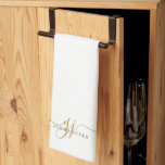 Guld Script Initialer Monogram Minimalist White Kökshandduk<br><div class="desc">En chic,  guld svart monogram i snyggt på vita kökshanddukar,  med ett dramatiskt skript som börjar med svasser och din namn i en modern serif-typ,  gör anteckningar. Enkel elegans.</div>
