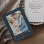 Guld Script Photo Bröllop Tack Kort<br><div class="desc">Skriptfotot med bröllop elegant snyggt guld,  ett modernt tack. En del av en samling i bröllop. Färg kan ändras.Baksidan innehåller ett allmänt tackmeddelande som du kan anpassa för varje gäst eller ta bort den helt och hållet om du föredrar att ge höger ditt tack.</div>