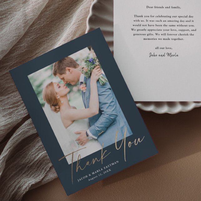 Guld Script Photo Bröllop Tack Kort (Elegant gold script wedding photo thank you cards.)