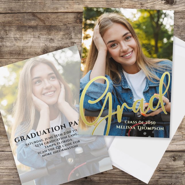 Guld Script Studenten Photo Elegant Inbjudningar (Graduation photo invitation with gold calligraphy script and a 2-photo template. )