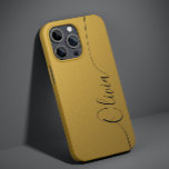 Guld Shimmer Elegant Calligraphy-skript Namn<br><div class="desc">Guld Shimmer Black Elegant Calligraphy Script Anpassningsbar Personlig Namn iPhone 14 Smart Phone Case har en modern och trendig enkel utformning och snyggt med personlig namn i elegant i guld-handskriven calligraphy-skripttypografi på en metallisk shimmer-bakgrund. Designad av ©Evco Studio www.zazzle.com/store/evcostudio</div>